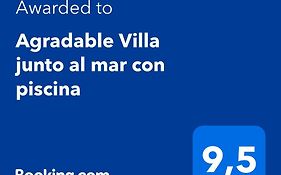 Villa junto al mar con piscina